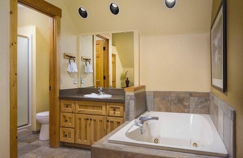 Klamath Falls Resort | Klamath Falls | Golf Retreat | Pool + Golf | 2BR