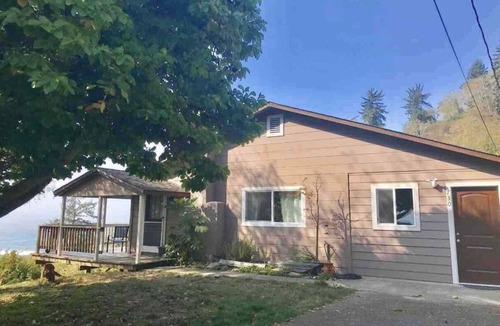 Klamath Cabin | Klamath Overlook House. 3 bedroom 2 bath with amazing views
