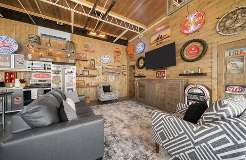 Hanksville House | Krusty's Motor Suite - Historic Gas Station Converted Retro Neon Garage!