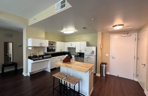 Wilshire Center Apartment | KTown 2BR - Parking, Pool, Walk to Metro