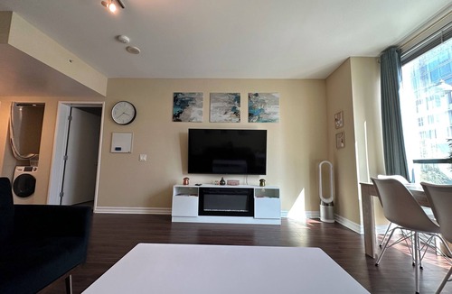 Wilshire Center Apartment | KTown 2BR - Parking, Pool, Walk to Metro