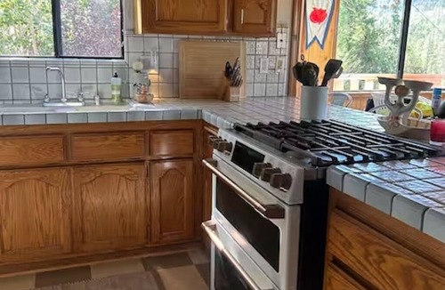 Upper Moonridge Ski Chalet | L'Après Chalet · Bear Mtn Views · Sleeps 6 · Pet-Friendly