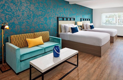 Beach Barber Tract Hotel | La Jolla Beach Retreat with Prime Location | 3 Units | Free Parking
