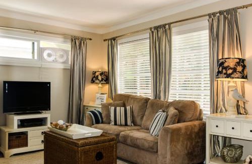 Beach Barber Tract House | La Jolla Cottage