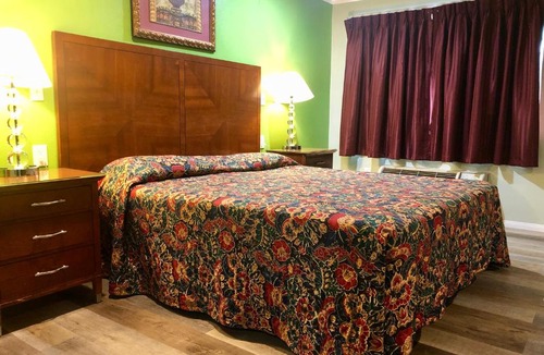 College East Hotel | La Petite Rouge Motel