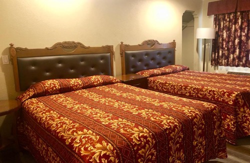 College East Hotel | La Petite Rouge Motel