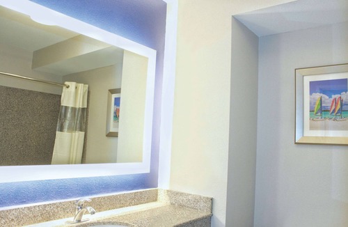 Harbor Hotel | La Quinta Inn & Suites by Wyndham NE Long Beach/Cypress