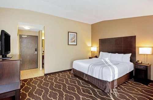 Las Vegas Hotel | La Quinta Inn & Suites by Wyndham LV Tropicana Stadium