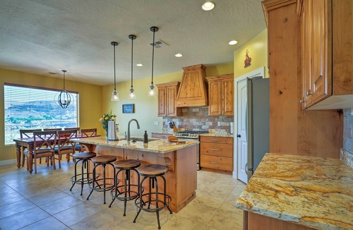 La Verkin Cottage | La Verkin Home w/Hot Tub, Kayaks, & Bikes!