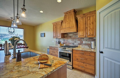 La Verkin Cottage | La Verkin Home w/Hot Tub, Kayaks, & Bikes!