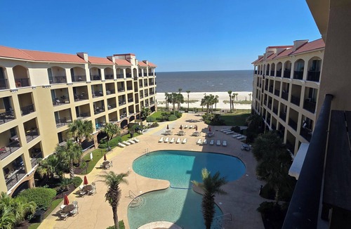 Henderson Point Condo | Laid-Back Luxury – Beachfront Condo at Inn By The Sea