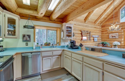 Lake Almanor Country Club Cabin | Lake Almanor Cabin w/Deck & Beach Access