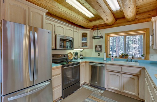 Lake Almanor Country Club Cabin | Lake Almanor Cabin w/Deck & Beach Access