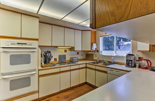 Lake Almanor Country Club House | Lake Almanor Country Club Home w/Views!