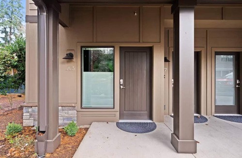 Walluga Apartment | Lake Oswego Quiet Ground Level Condo Private Entrance - Pet Friendly!