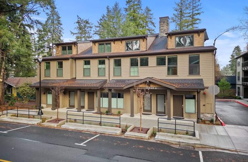 Walluga Apartment | Lake Oswego Quiet Ground Level Condo Private Entrance - Pet Friendly!