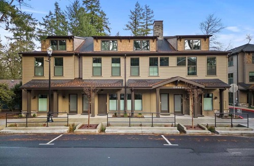 Walluga Apartment | Lake Oswego Quiet Ground Level Condo Private Entrance - Pet Friendly!