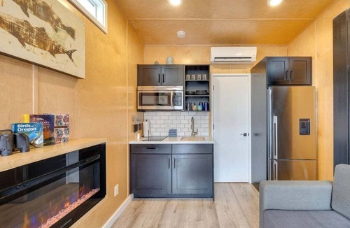 Madras House | Lake Simtustus Resort Crown Point Tiny Home #15 - Hot Tub
