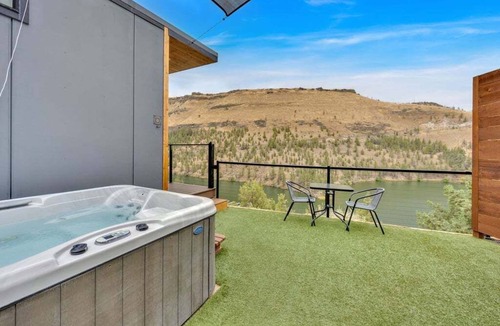 Madras House | Lake Simtustus Resort Crown Point Tiny Home #15 - Hot Tub