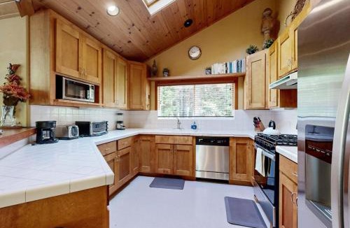 Comstock Acres House | Lake Tahoe Cabin with Hot Tub Private Studio & Yard - Near Resorts