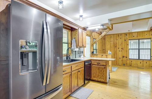 Bernice House | Lake-View Home w/Deck + Gas Grill in Bernice!