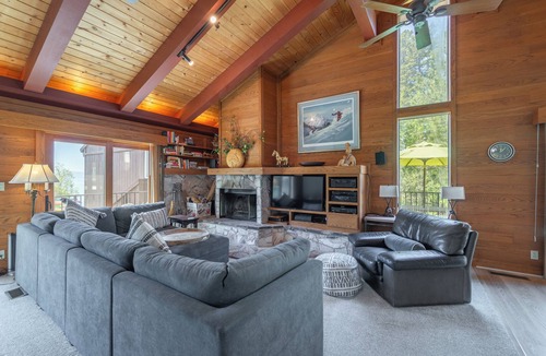 Lake Forest House | Lake View Townhome Just Steps from Lake Tahoe!