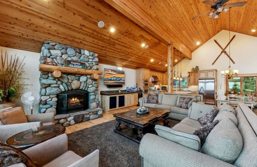 Lake Forest House | Lake Views, AC, Hot Tub & Fire Pit!