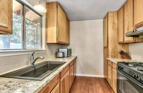 Al Tahoe House | Lake Views in 3bdr Family Home w/Hottub