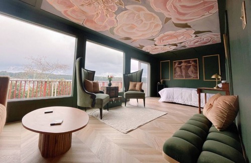 Dunes City Cabin | Lakeside Cabin with custom artwork near Florence