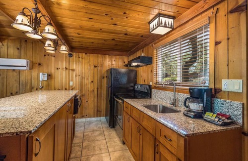 Bass Lake Hotel | Lakeside Chalet with Fireplace & Marina Access | Near Yosemite National Park