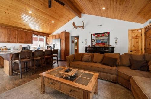 Big Bear Lake Apartment | Lakeside Cottage, Charming 3-BDRM Retreat W Hottub