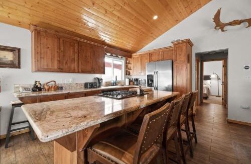 Big Bear Lake Apartment | Lakeside Cottage, Charming 3-BDRM Retreat W Hottub