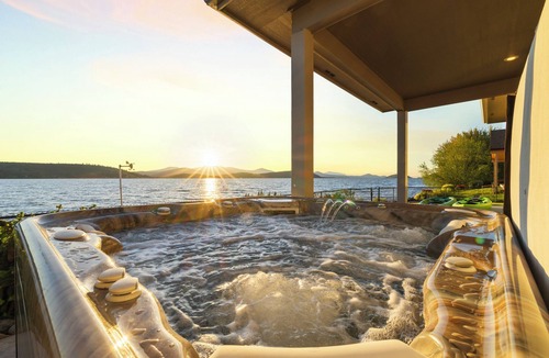 Altamont House | Lakeside Leisure, Hot Tub, Golf Course, Sleeps 10, Lakefront, Near Crater Lake