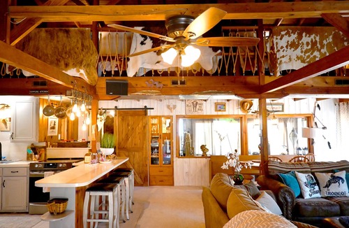 Fall River Cabin | Lakeside Ranch-Themed Loft Cabin w/Full Entertainment Patio!