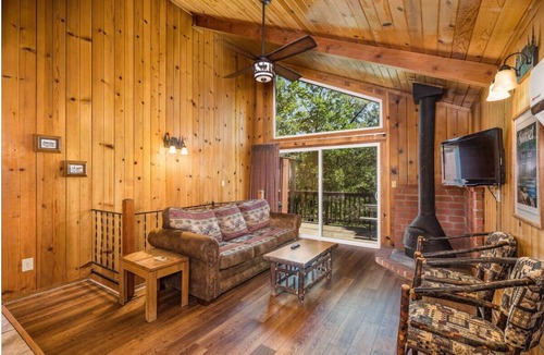 Bass Lake Hotel | Lakeview Escape near Yosemite National Park & Bass Lake Recreation, Pet-Friendly