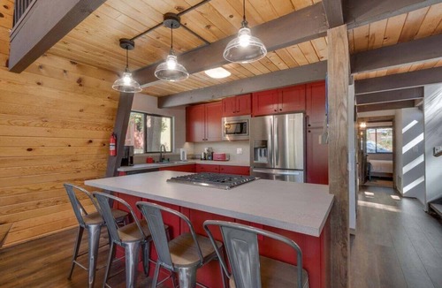 Lake Forest House | Lakeview Lodge in Dollar Point Tahoe City -HOT TUB - large home
