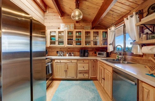 Lincoln Park House | Lakeview Mountain Escape | Hot Tub-Deck-Sleeps 10