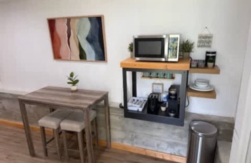 Wishon Apartment | Lakeview Suite for 2 - Hot Tub - Dog Friendly