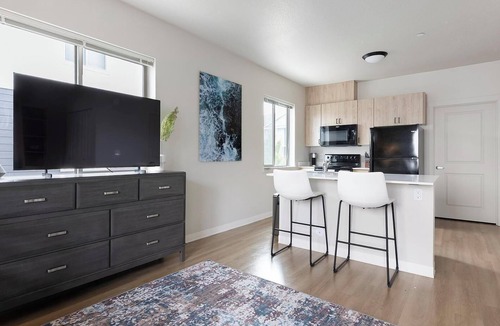Woodburn Apartment | Landing | Beautiful Studio, Clubhouse, Pool