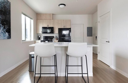 Woodburn Apartment | Landing | Beautiful Studio, Clubhouse, Pool