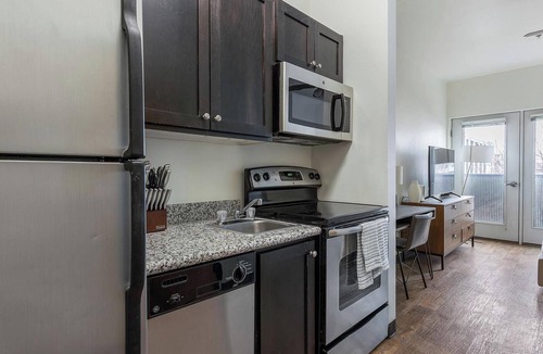 Pearl District Apartment | Landing | Chic Studio, Gym, Courtyard