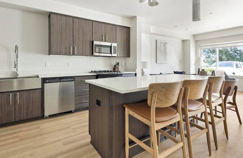 Hayden Island Apartment | Landing | Incredible 1BD, Gym, Clubhouse