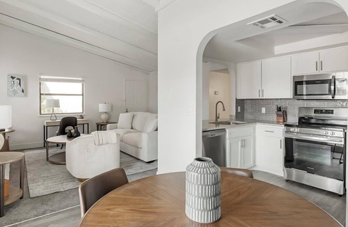 Paradise Apartment | Landing | Modern 2BD, Courtyard