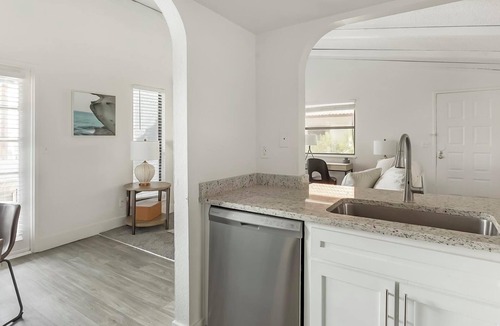 Paradise Apartment | Landing | Modern 2BD, Courtyard