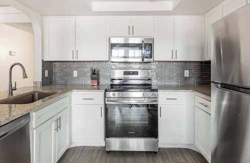 Paradise Apartment | Landing | Modern 2BD, Courtyard