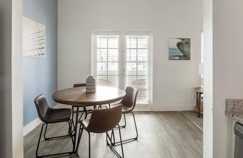 Paradise Apartment | Landing | Modern 2BD, Courtyard