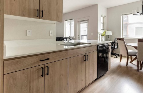 Woodburn Apartment | Landing | Stylish 2BD, Pool, Gym