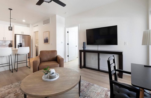 Casa Grande Apartment | Landing | Stylish 2BD, Clubhouse, Gym