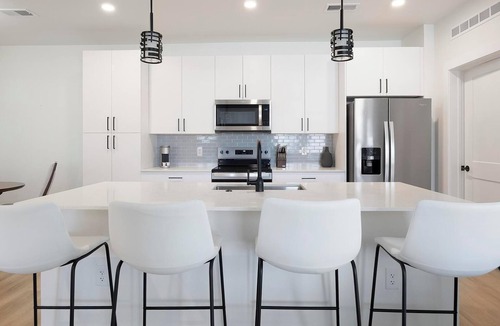 Casa Grande Apartment | Landing | Stylish 2BD, Clubhouse, Gym