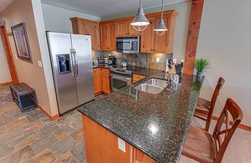 Kellogg Condo | Large Condo Full Kitchen - 2 Beds, Mtn Views, Hot tub, Sauna, on Bike Trail